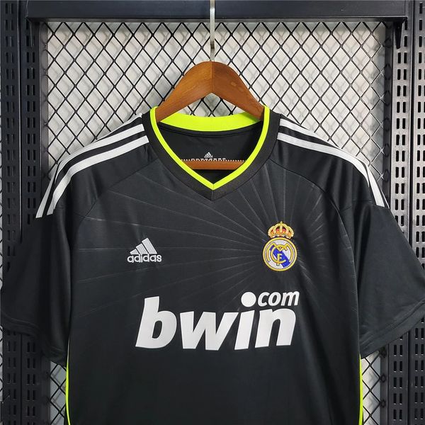 Retro Real Madrid 2010-2011 away Secondary image